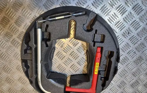 Audi A4 S4 B9 Tool set 8W0012109 8N0012219