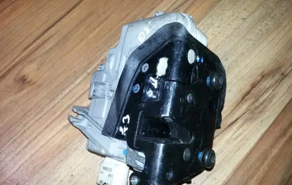 Audi A3 S3 8P Front door lock