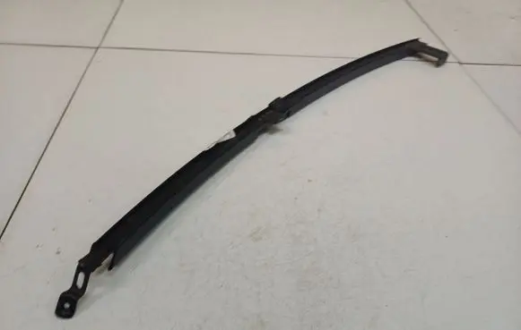 Toyota Yaris Front door glass trim molding