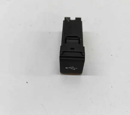 Toyota RAV 4 (XA50) USB socket connector 8619042030