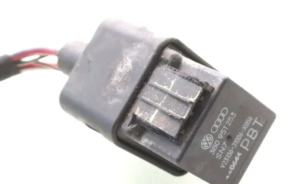 Volkswagen PASSAT B6 Glow plug pre-heat relay 3B0951253