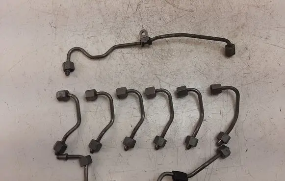 Fuel injector supply line/pipe