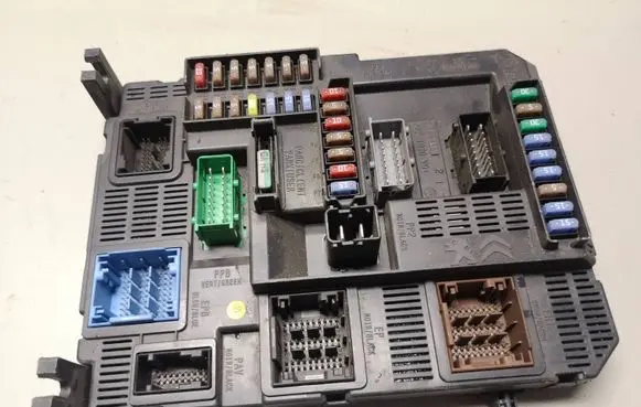 Peugeot 208 Fuse module 9678355980 E1066960 20121108