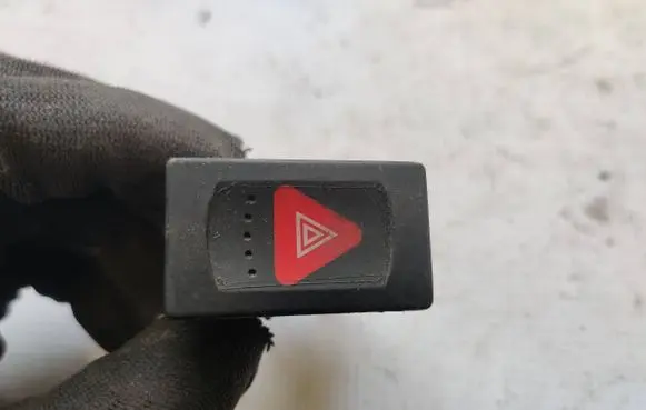 Volkswagen PASSAT B5 Hazard light switch 3B0953235D