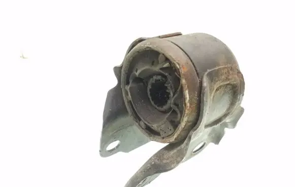 Volvo XC60 Engine mount bracket