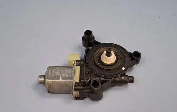 Volkswagen Golf VIII Front door window regulator motor 5Q0959801A 0130822715