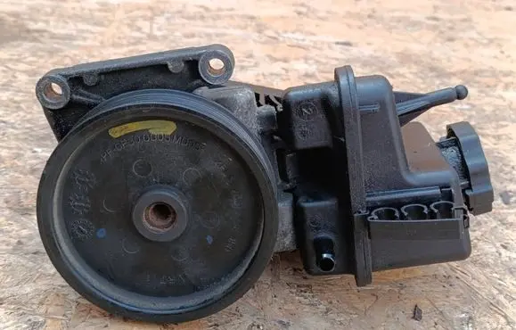 Mercedes-Benz E W212 Power steering pump A0064664701 7693900514