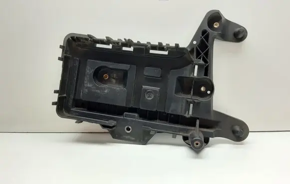 Volkswagen PASSAT CC Battery tray 1K0915333