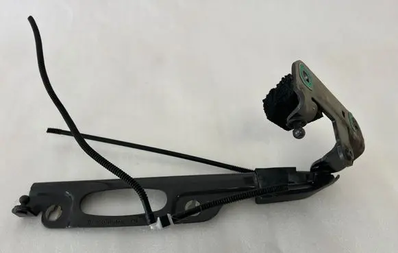 Engine bonnet/hood hinges