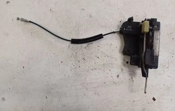 Opel Vectra C Front door lock 24447341