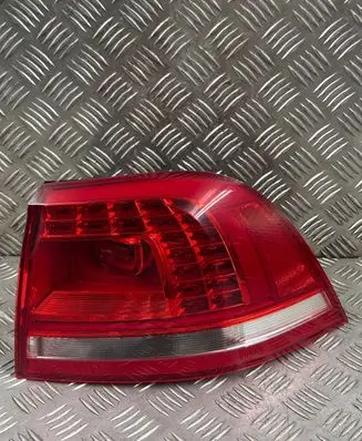 Volkswagen Touareg II Rear/tail lights 7P6945208