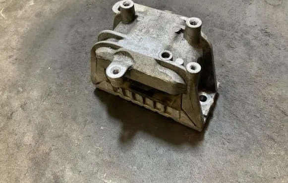 Volkswagen PASSAT B7 Engine mount bracket 1K0199262CR