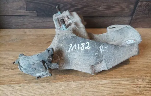 Skoda Superb B5 (3U) Engine mounting bracket 8E0199352F