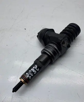 Volkswagen PASSAT B6 Fuel injector 038130073AG