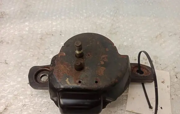Subaru Legacy Engine mount bracket