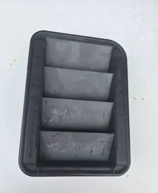 Quarter panel pressure vent