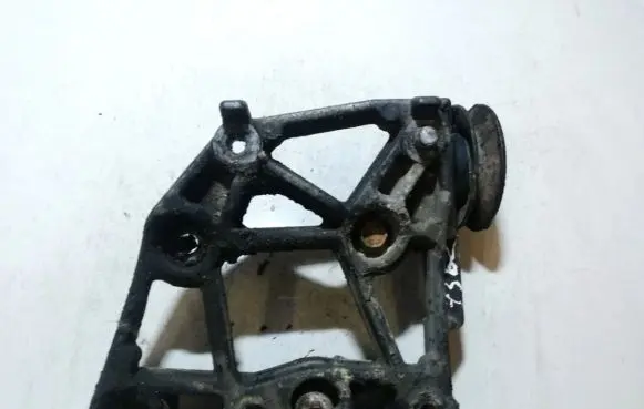 Nissan Almera N16 Engine mounting bracket