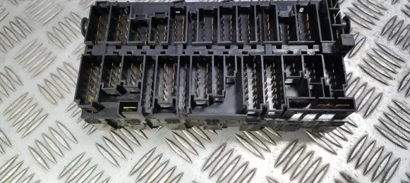 Volkswagen PASSAT B4 Fuse box set 357937039
