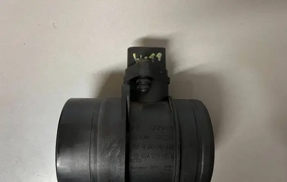Volkswagen Touran I Mass air flow meter 074906461B 0281002461