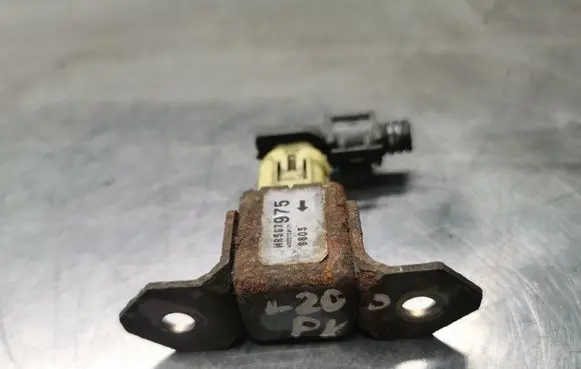 Mitsubishi L200 Airbag deployment crash/impact sensor MR587975