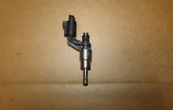 Volkswagen Golf V Fuel injector 0261500016