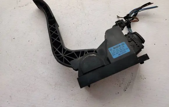 Mercedes-Benz Vito Viano W638 Accelerator throttle pedal A9013000504 0281002337 292400370