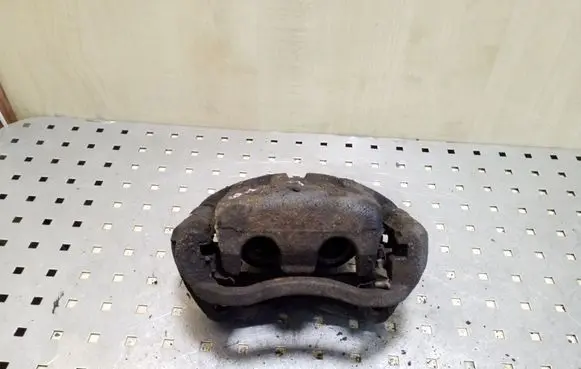 Nissan Qashqai+2 Front brake caliper