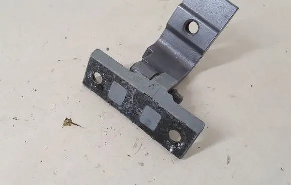 BMW 5 E60 E61 Rear door lower hinge 7068089