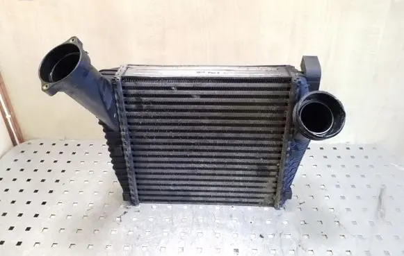 Volkswagen Touareg I Intercooler radiator 7L0145803A