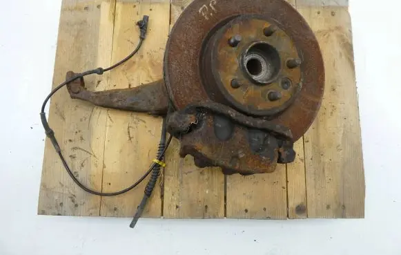 Land Rover Discovery 3 - LR3 Front wheel hub spindle knuckle