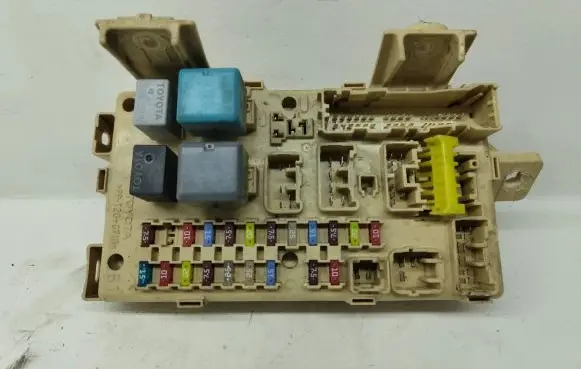 Toyota Avensis T250 Fuse module 82641CA030F 2260423105 04062319170502