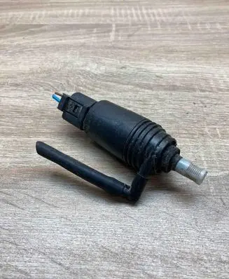 BMW 1 E81 E87 Headlight washer pump 8377612