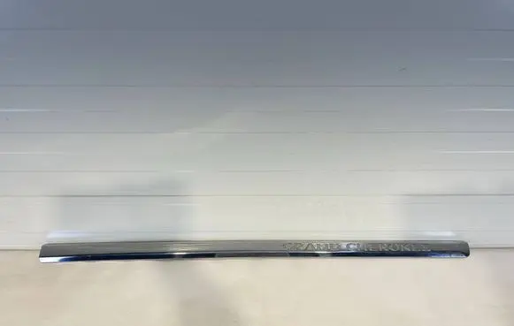 Jeep Cherokee III KJ Front door trim (molding) 55156848AE
