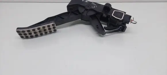 Mercedes-Benz B W245 Accelerator throttle pedal A1693000904 230707 000233