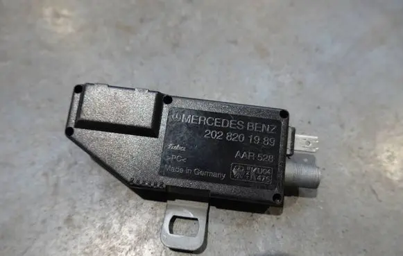 Mercedes-Benz C W202 Antenna control unit 2028201989 AAR528