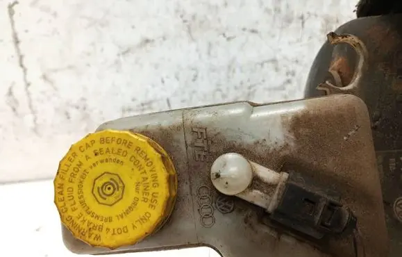 Brake fluid reservoir