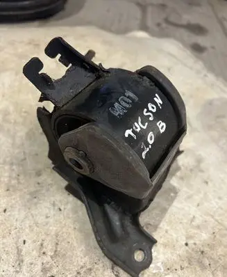 Hyundai Tucson JM Engine mount bracket