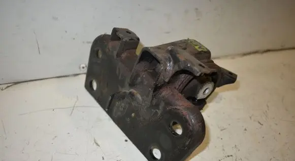 Toyota Verso Engine mount bracket
