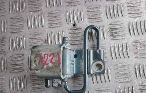 Volkswagen Polo Front door lower hinge 6Q0831412