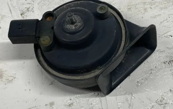 Audi A6 S6 C5 4B Horn signal 4B0951223A