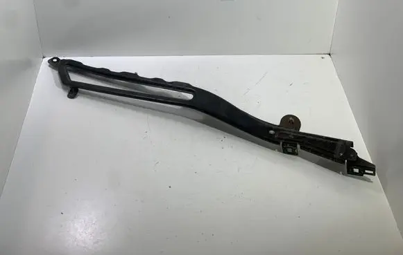 Fender mounting bracket