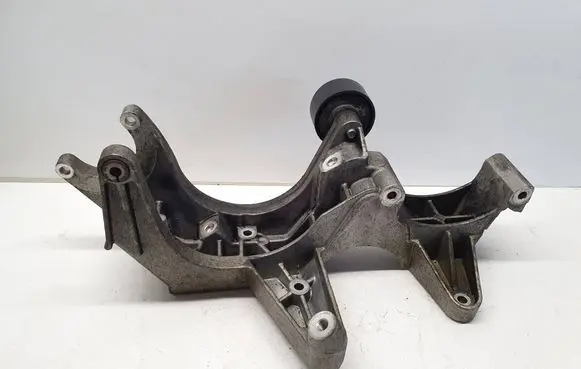 Volkswagen Touareg I Engine mounting bracket 022260087F