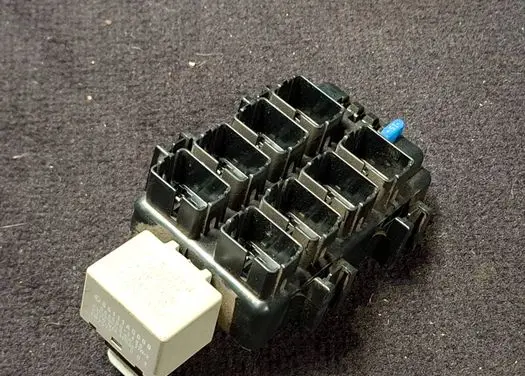 Subaru Forester SF Fuse module 86111AG000 FM257X 0665005480