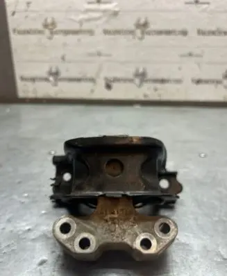 Peugeot 2008 I Engine mount bracket 9681706580