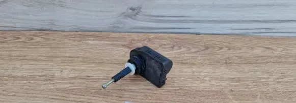 Mercedes-Benz E W210 Headlight level adjustment motor 00745700OE