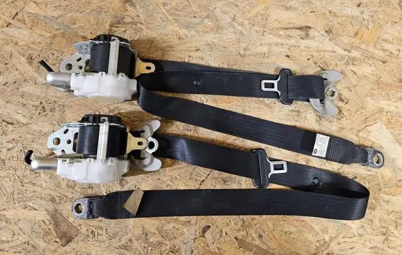 Toyota Prius+ (ZVW40) Front seatbelt 7321047290B0