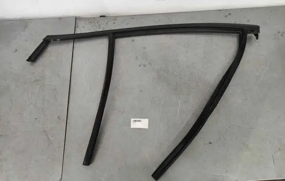 Volvo C40 Rubber seal rear door window/glass 33756574