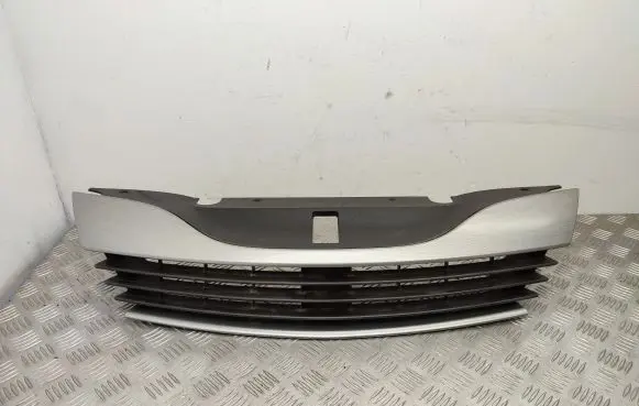 Renault Laguna II Front bumper upper radiator grill 8200012581