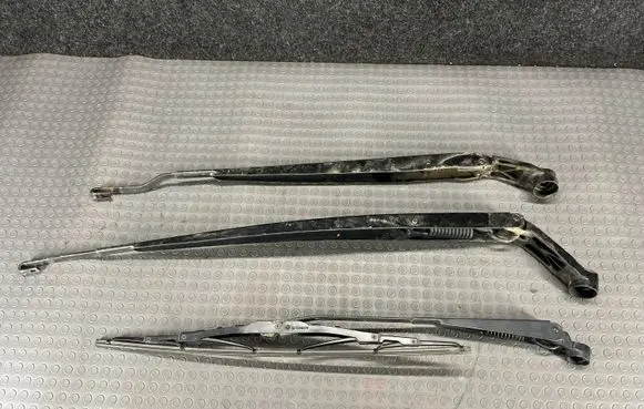 Toyota Prius (XW20) Front wiper blade arm