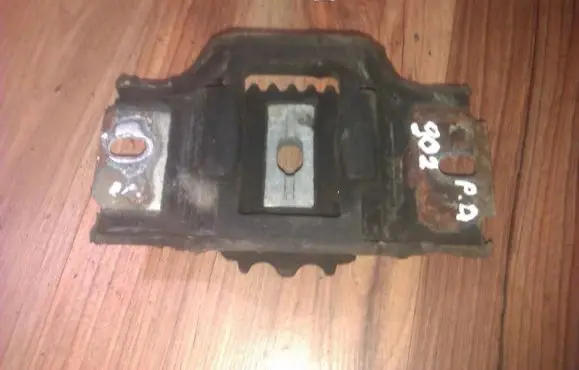 Mazda 2 Engine mount bracket 6s617m121aa